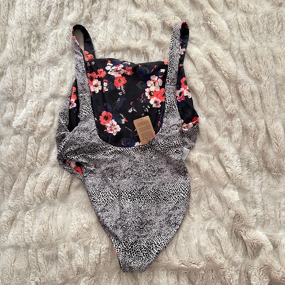 Volcom LEAF IT BE ONE-PIECE SWIMSUIT - BLACK - Picture 4 of 14